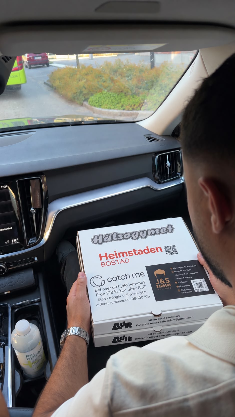 Ad-It pizzakartonger i bilen på väg till kund